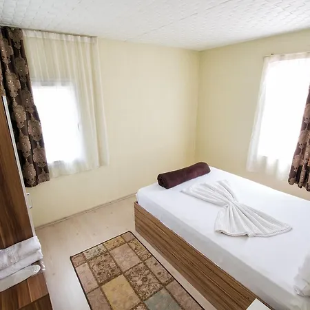 Yellow Rose Hotel *